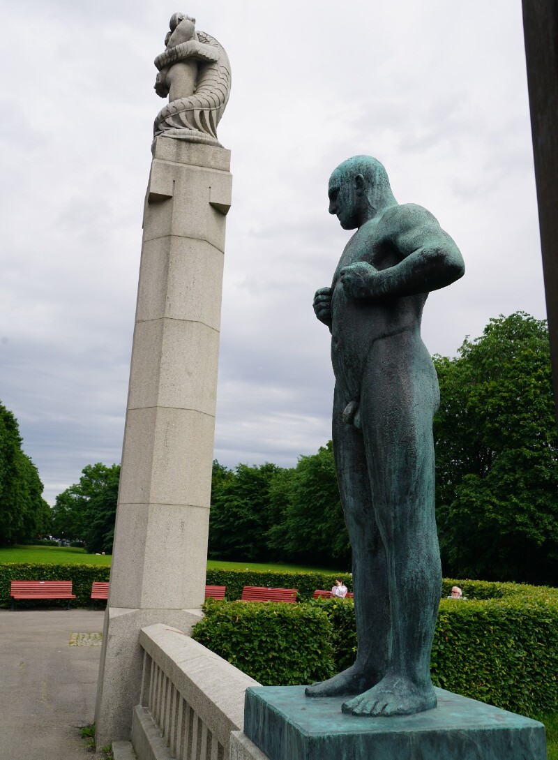 维格兰在这组雕像群中,穿插了一个新的主题思想——父亲与孩子们在一