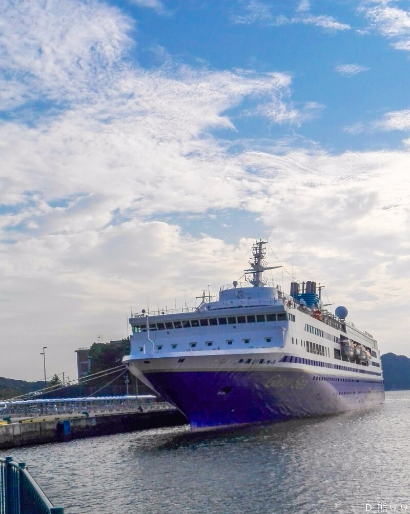 这就是我们的船,船底都被航行中溅起的浪花染白了.