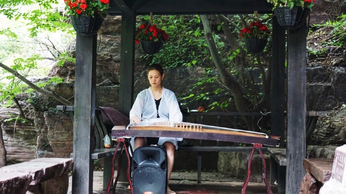 遇到女子在山水间弹奏古筝