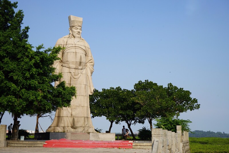洛阳桥缔造者:洛阳桥是当时泉州郡守宋代大书法家蔡襄倡导兴建的,他