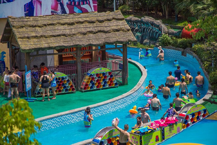 如果是亲子的家庭                    嬉水广场上独特的旱喷设计