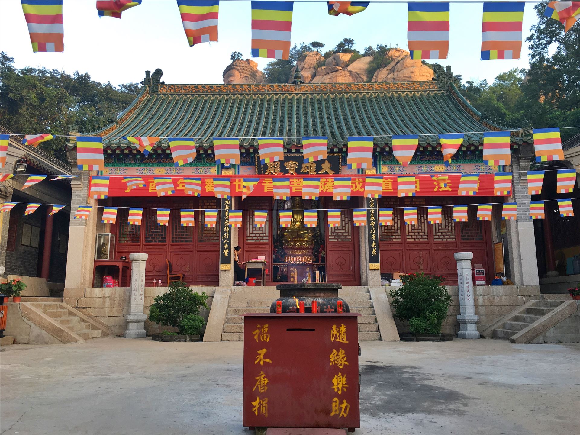 坐落于五莲山大悲峰前的光明寺,始建 于明万历三