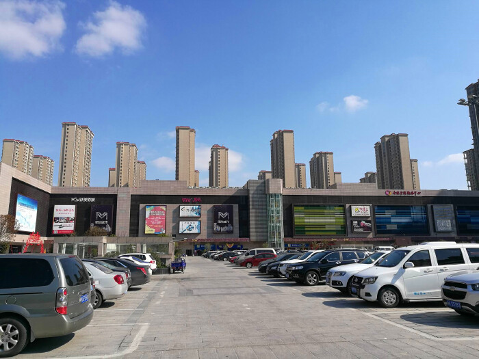 走进购物中心的大门,发现购物中心内的业态丰富多样,拥有大型超市