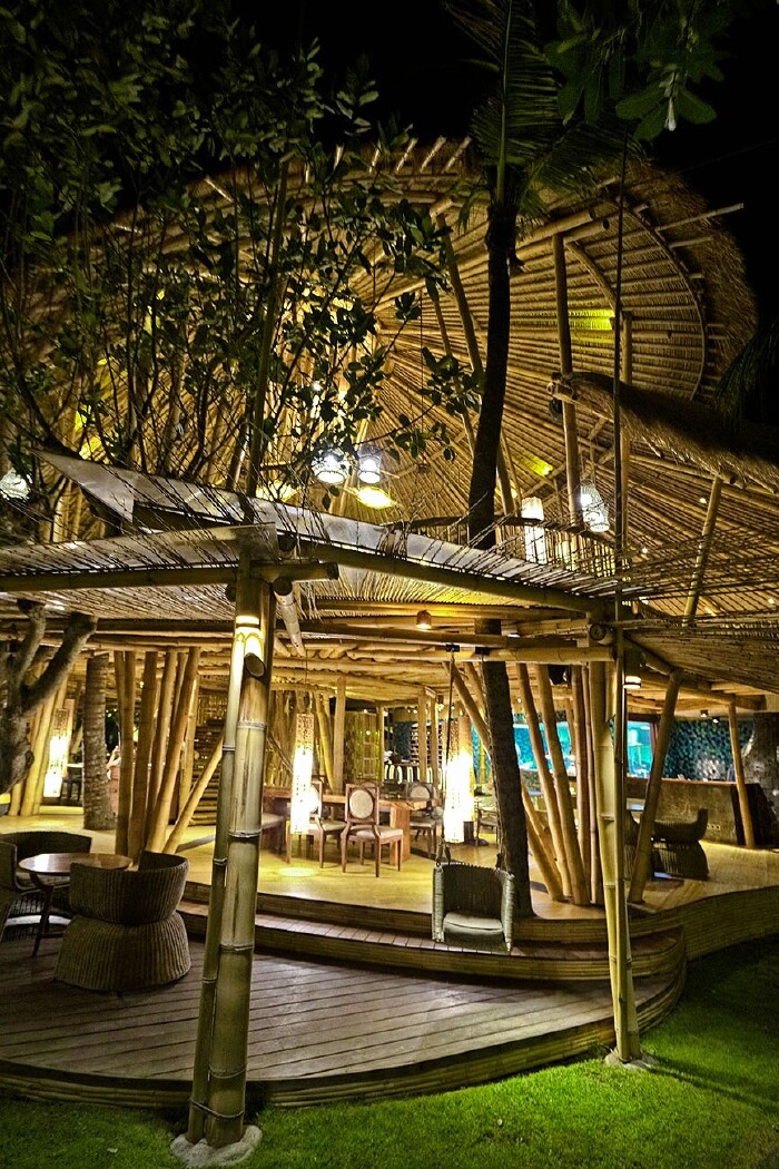 的海滩酒吧都挺有特色,有些是现代玻璃建筑,有些自然古朴木屋和树屋