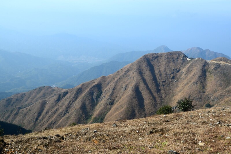 一脚跨三省逃票万时山