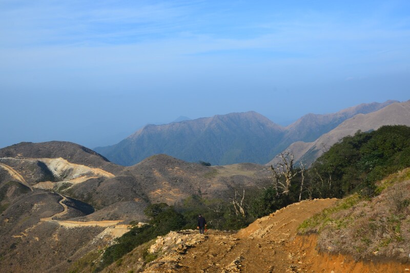 一脚跨三省逃票万时山