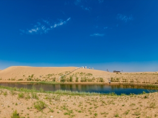 腾格里沙漠月亮湖