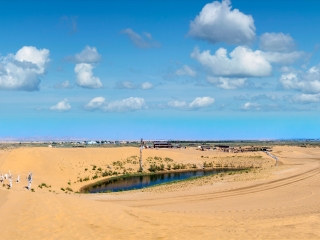 腾格里沙漠月亮湖