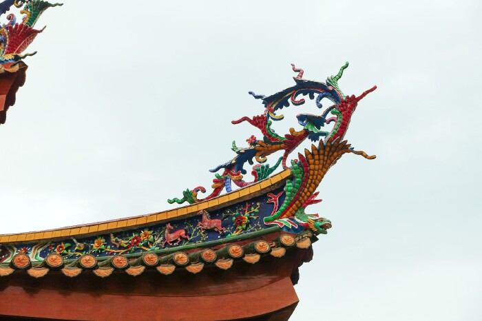 寺庙建筑很大气,非常有闽南特色,大殿飞檐上的雕塑色彩鲜艳,十分精美.