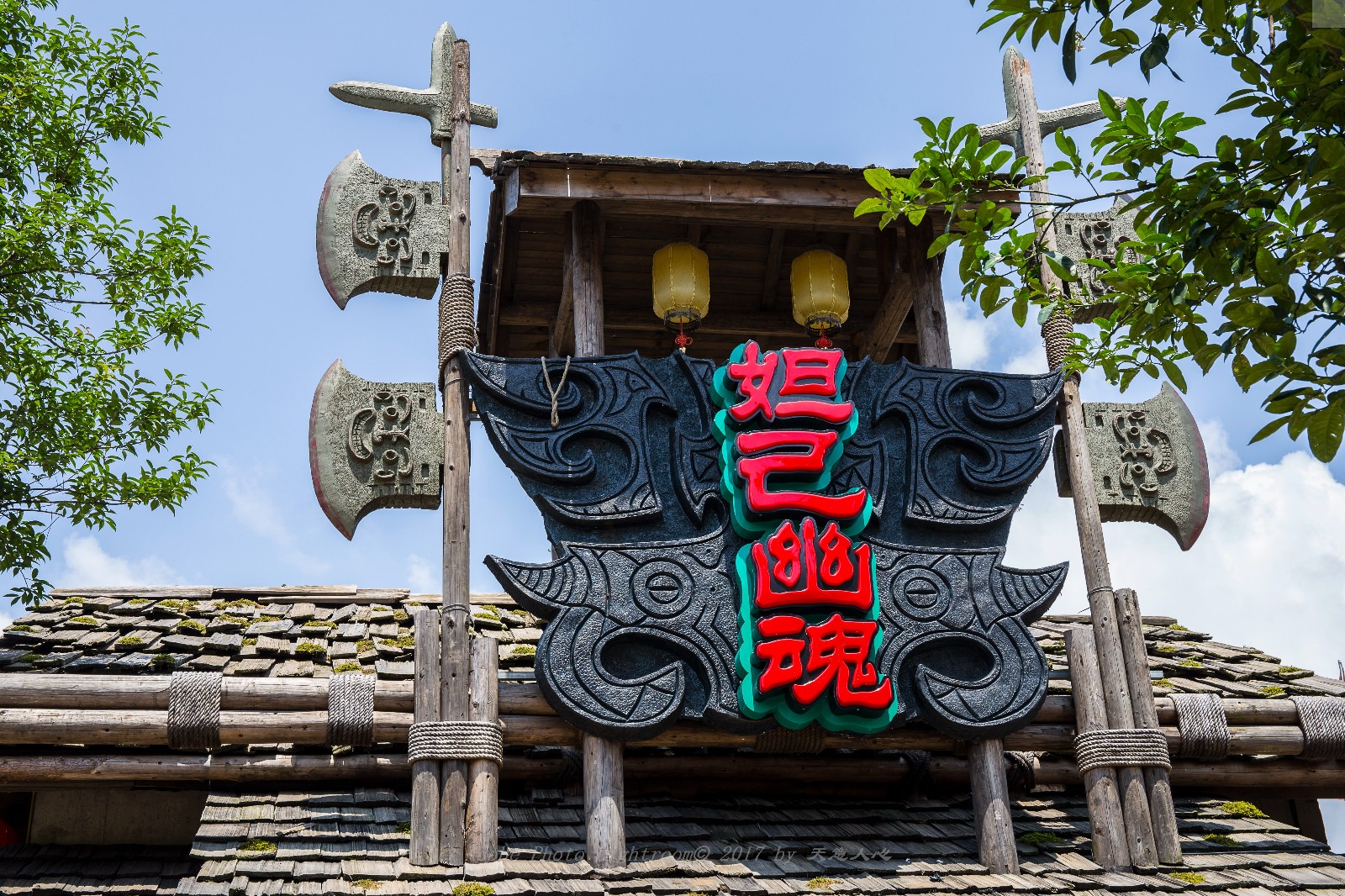 古城景區就在炭河裡遺址公園的對面,巨大的神像頭頂