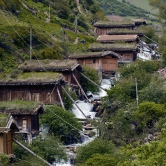 甘肃山上的建筑和水车_22859