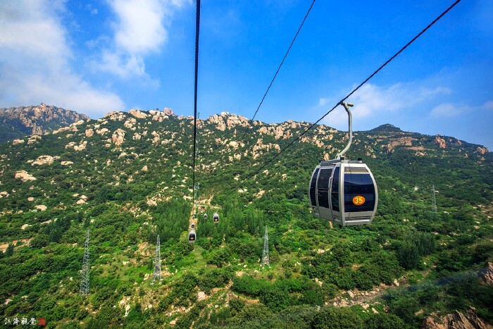 乘车从酒店出发十分钟左右就到达九仙山索道口, 沿途青山绿树掩映在