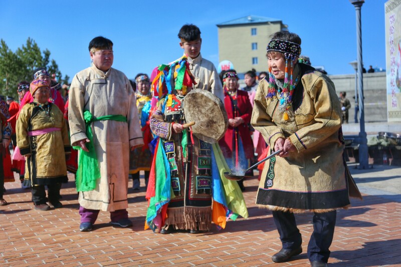 视觉上的震撼,鄂伦春族最后一个萨满主持开江仪式则带来心灵上的感动