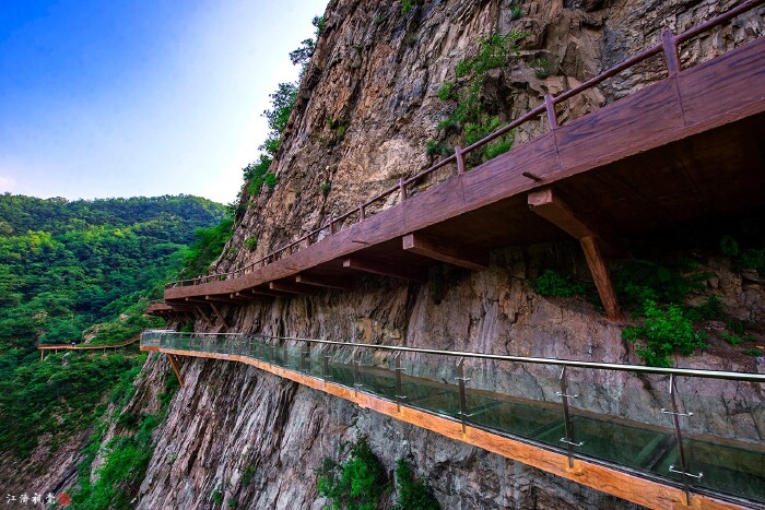 逛完龙潭大峡谷,我们一行就去挑战刺激的高空玻璃栈道.