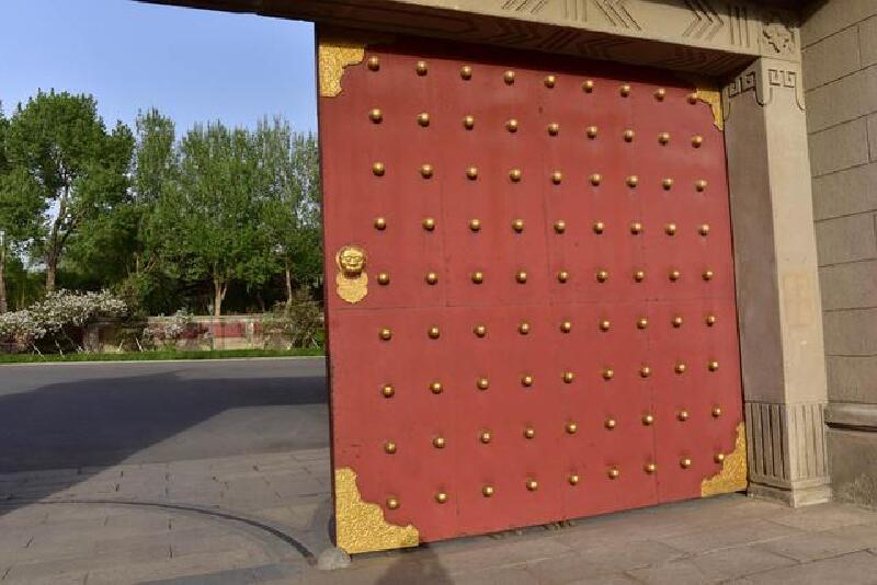  半开半掩的伪满皇宫大门