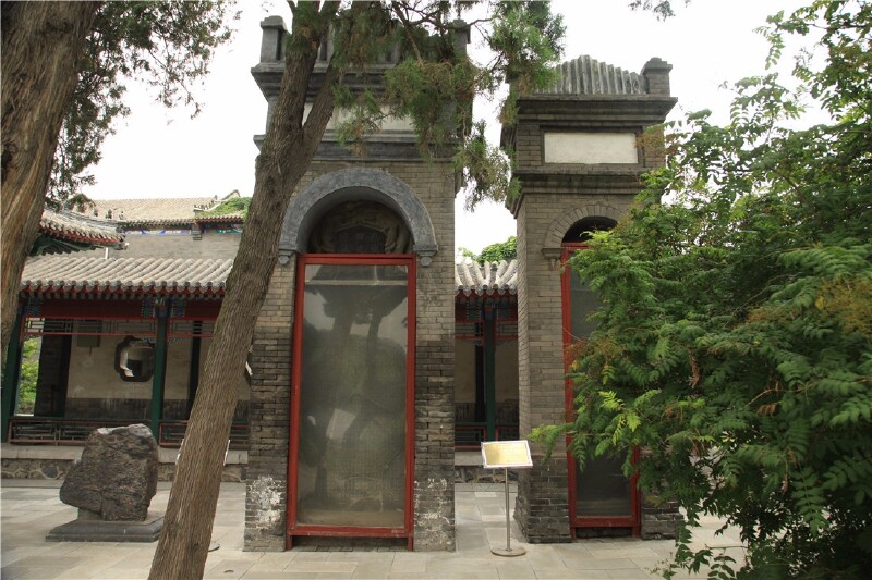 历史的记录者:古莲花池的碑刻