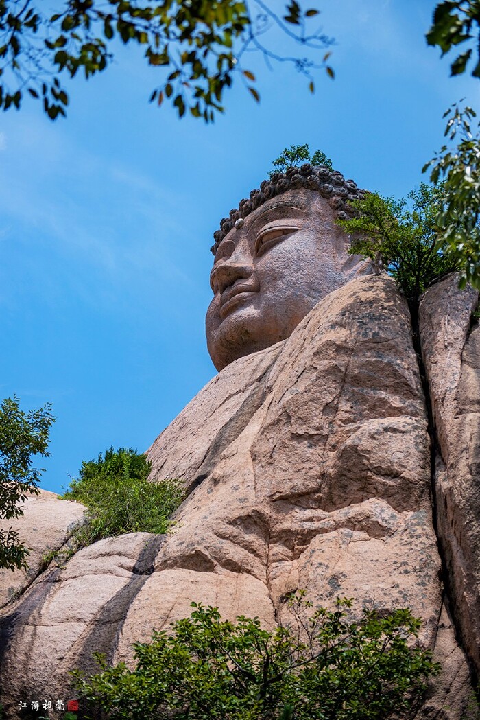 茗山长老曾如是赞叹"五莲县里五莲山,五莲大佛现人寰.