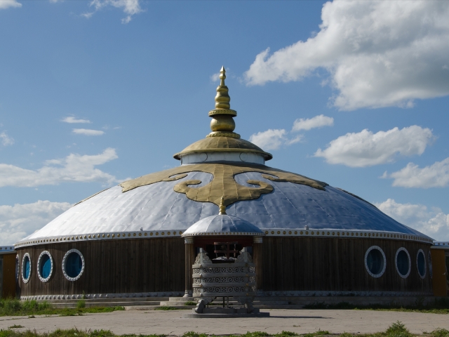 蒙古汗城蒙古汗城位于锡林浩特至林西公路沿线,距旗政府所在地巴彦