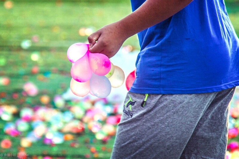 巴不得一只手能抓下一万只水球,哈哈!