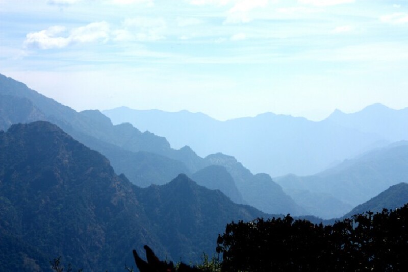 百灵山在攀枝花市盐边县和凉山彝族州盐源县交界地区,据解放后地质