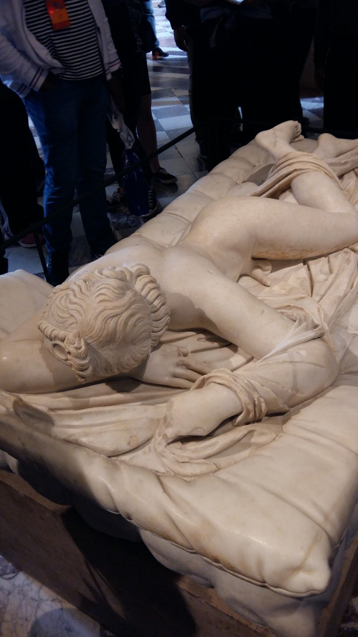 卢浮宫雌雄同体雕塑图片