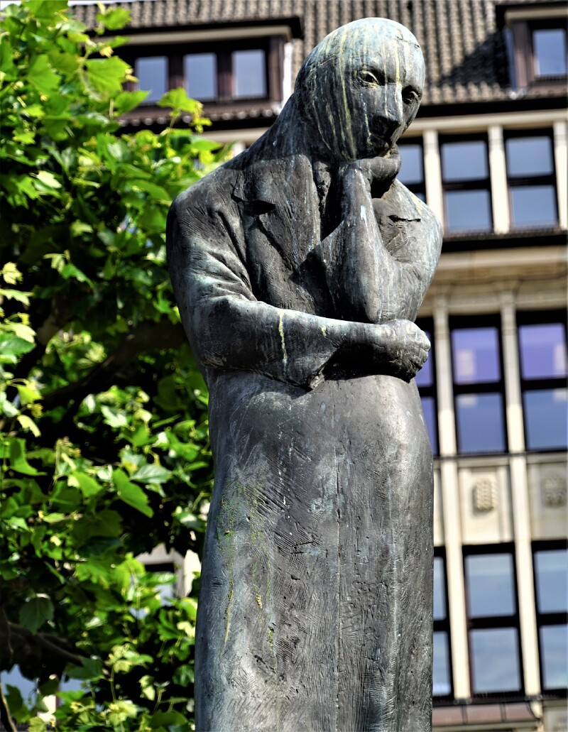 德国诗人海涅的塑像在市政厅广场另一侧,有一座纪念碑,是纪念一战中