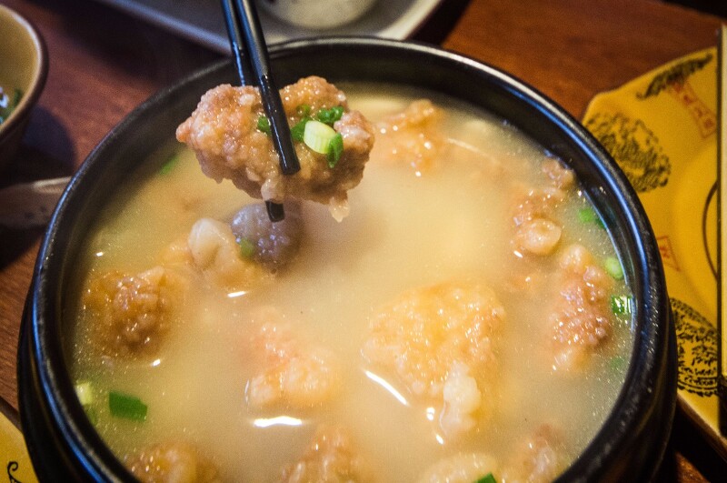 芋子酥肉汤,几乎让人没有什么印象,只能说不咸不淡,能吃,仅仅是能吃.