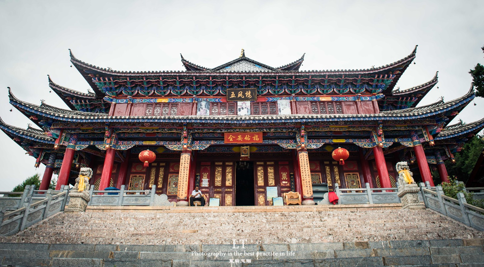 寺院最有名气的当属原"解脱林"的大殿"五凤楼"(又名"法云阁"),其建筑