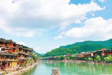 <张家界-天门山玻璃栈道-袁家界-大峡谷玻璃桥-凤凰高铁5日游>全景湘西，广东独立团，门票全含，寻桃花源记，赏古城夜景，免费升级1晚禾田居/皇冠假日