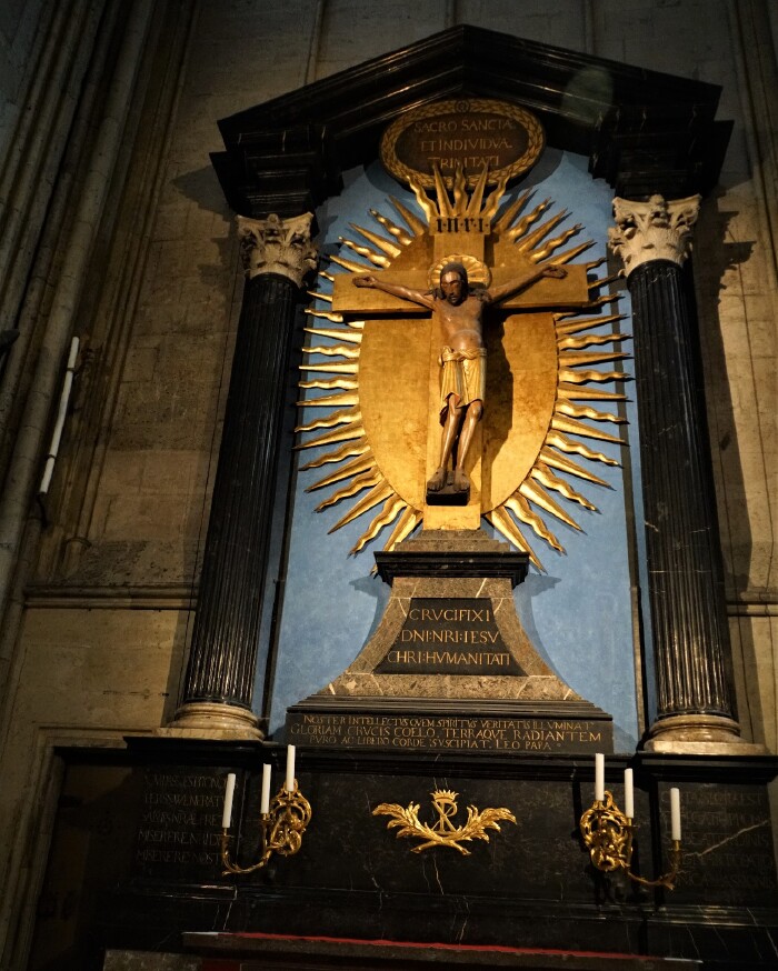 据说这是世界上现存最早的钉在十字架上耶稣的木雕.