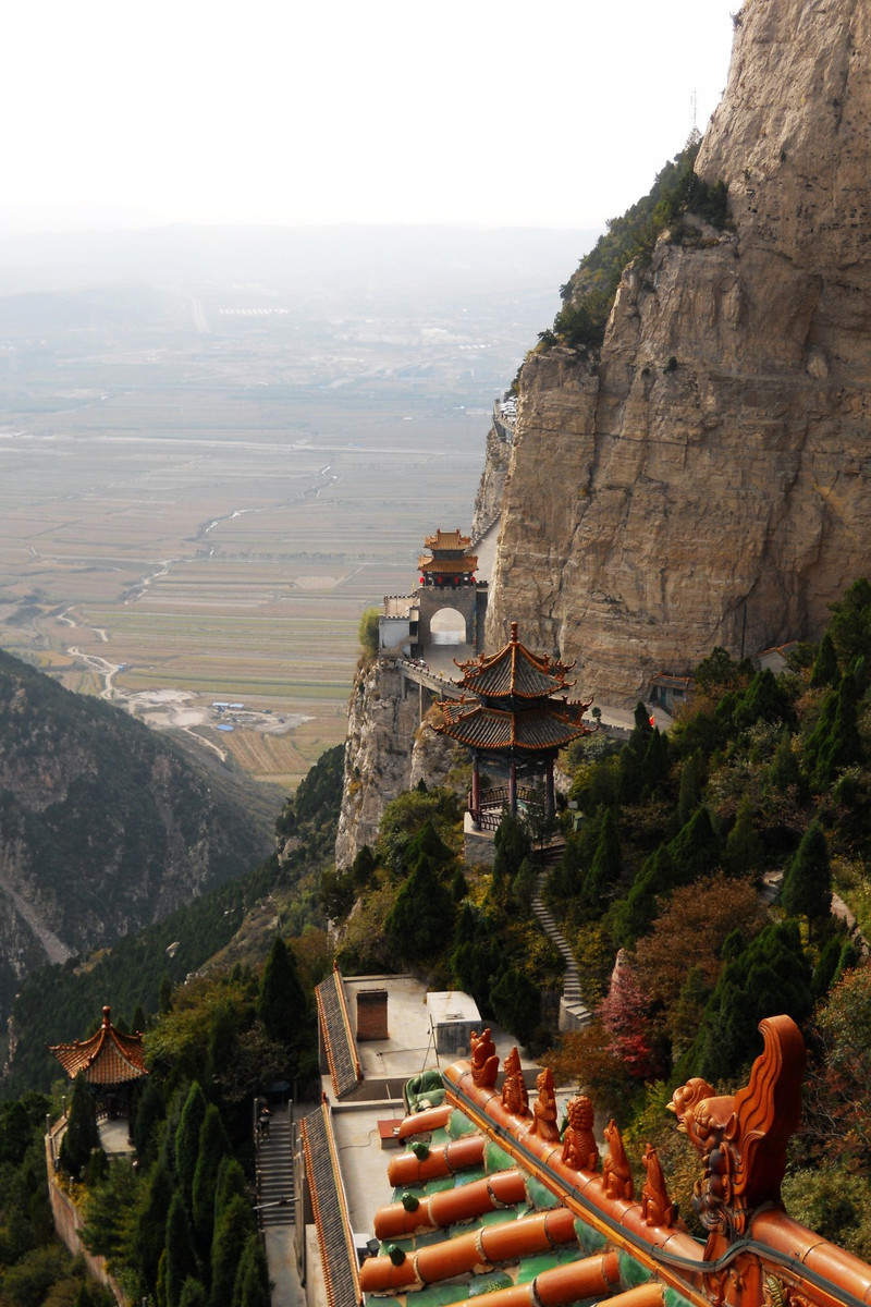 在綿山,有一處有名的道教宮殿,建造的很陡峭,叫大羅宮