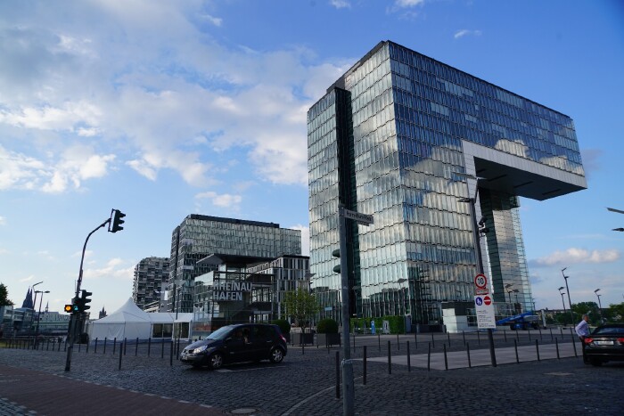 可坐享教堂之都市中心,毗邻展览中心和科隆音乐厅(距热闹的大都市仅几