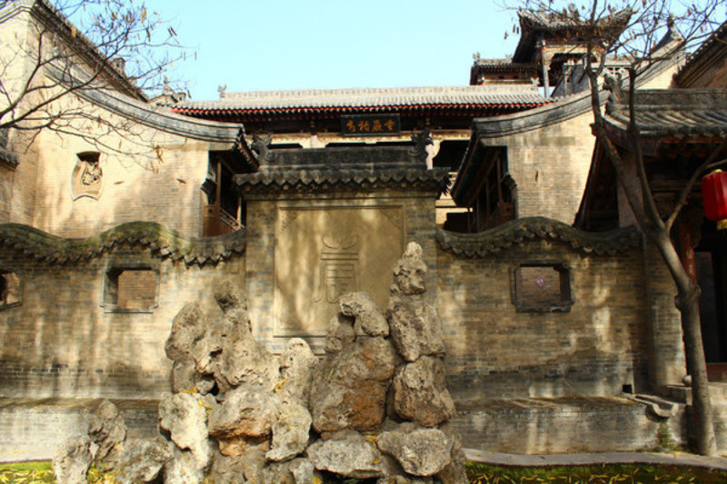 沿著長長的通道依勢而上,便來到了後花園.