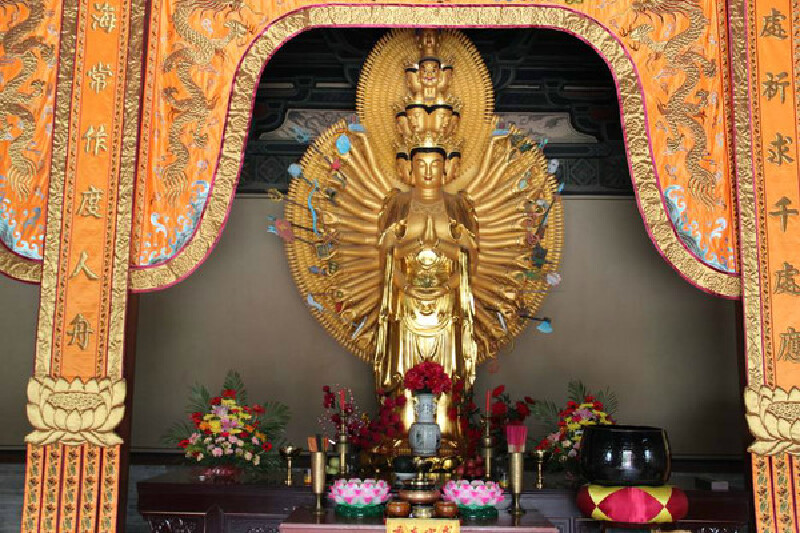 观音殿内的千手千眼观音下华严寺位于上寺的东南侧,相距不远.