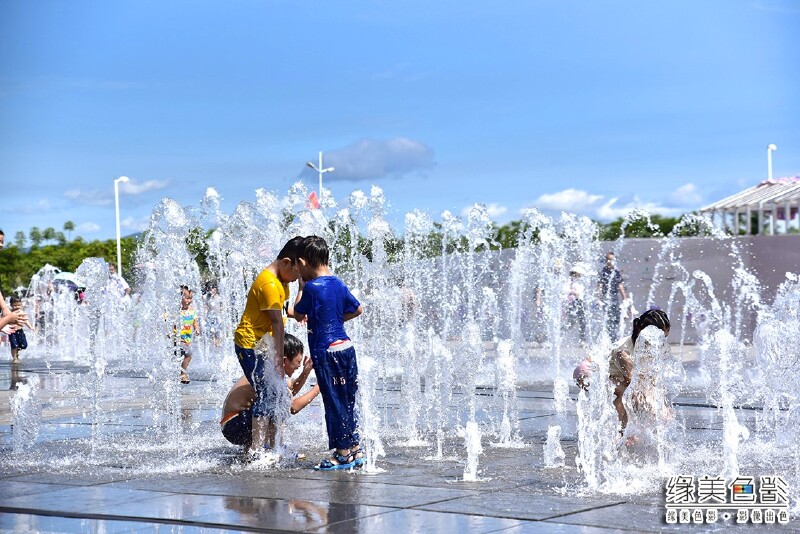 嬉水广场,孩子们最爱的地方,富有韵律的水柱有节奏地喷起,时高时低