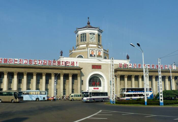 朝鲜导游在平壤火车站站台迎接我们.