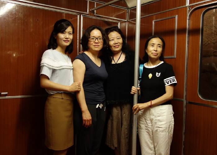 另外一个中国旅游团的大妈们看好了我们的