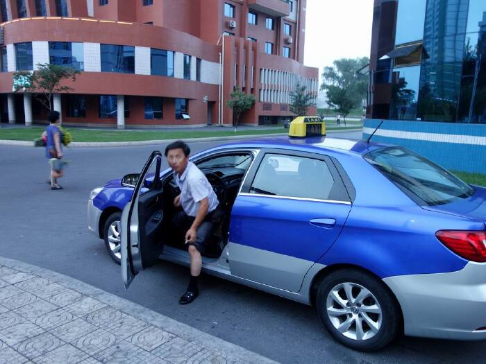 平壤有很多出租车,我看到的基本是中国产的,诸如:夏利,中华,奇瑞等.