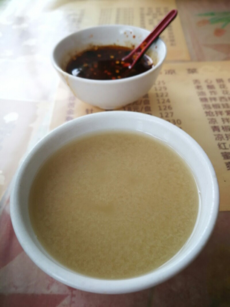 饭前茶水是黄面汤,很爽口,一下喝了两碗