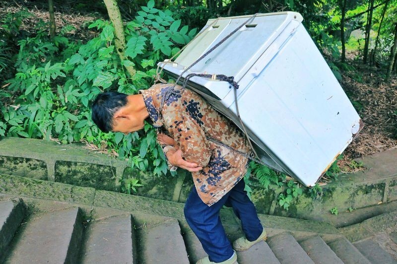 山里的挑夫都是用双脚一步一步走出来的,想想不背东西的我走起这山路