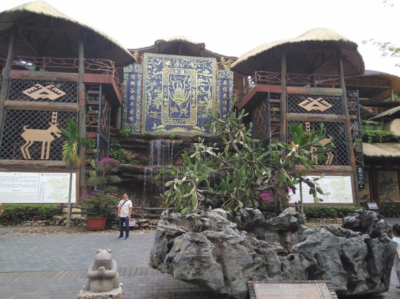 中国最早的棉纺织品,相传元代的棉纺织家黄道婆在海南岛居住了30多年
