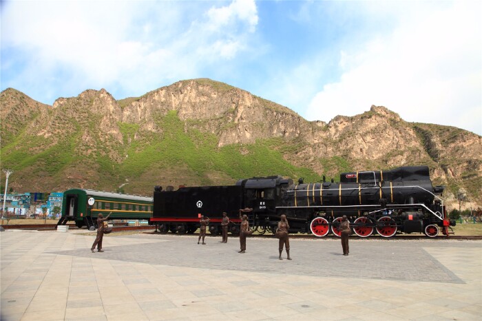 她们垫着脚尖,双臂伸得直直的,把整筐的鸡蛋,红枣举上窗口,换回台儿沟