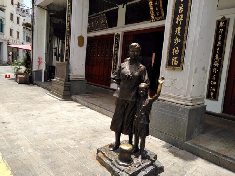 "下南洋"铜像"下南洋"就是晚清时期,许多海南人为了求一份生计,干一番