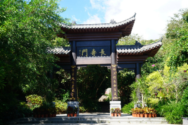 在长寿门跟爸妈一起合影,三亚是个很神奇的地方,虽然天气很热,但是