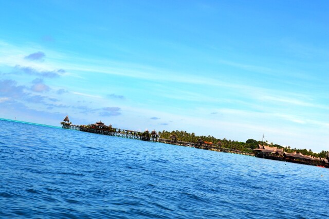 从巴士下来,一股五彩斑斓的车流映入眼前,紧凑的在马路牙子