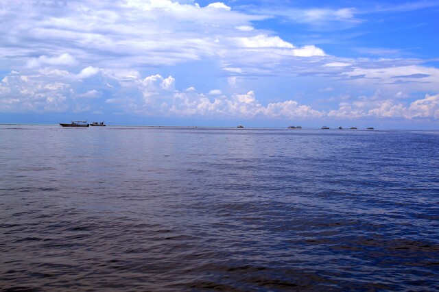 从巴士下来,一股五彩斑斓的车流映入眼前,紧凑的在马路牙子