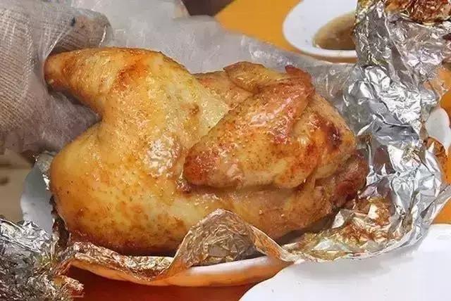 富硒土窑鸡 一打开锡纸,热气腾腾,满满的香气喷涌而来 闻到这个味道