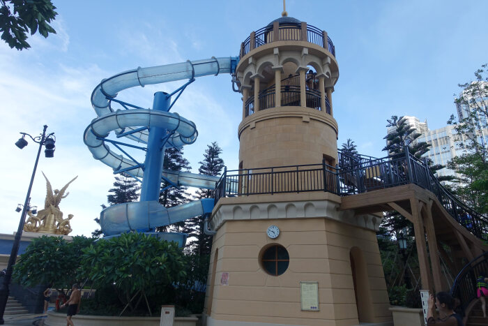 小朋友们最喜欢的项目之一,澳门巴黎人水世界中的飞艇"信天翁号"