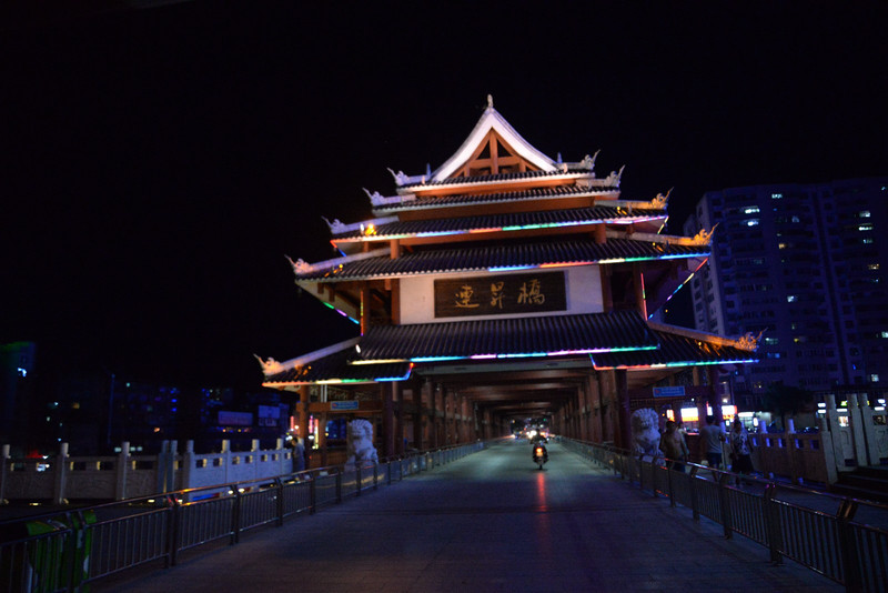 當晚19點坐車上鶴峰八峰山看夜景,有一點要說明的