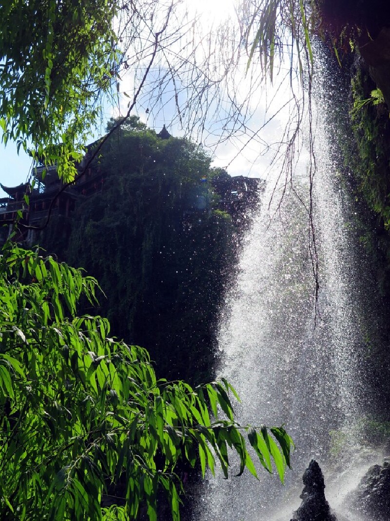 【醉湘西,约吧】张家界,芙蓉镇,猛洞河漂流,凤凰古城7日游